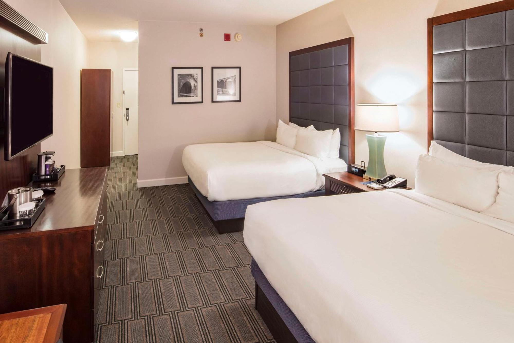 Hilton At Penn's Landing 4*
